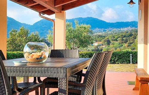 サン・ジョヴァンニ・ア・ピーロにあるAmazing Home In San Giovanni A Piroの木製テーブル(果物入り)