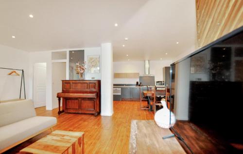 Il comprend un salon avec un piano et une cuisine. dans l'établissement Cozy Home In Saint-Nazaire-Daude, à Saint-Nazaire-dʼAude