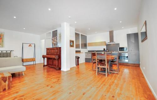 un salon avec une table et une cuisine dans l'établissement Cozy Home In Saint-Nazaire-Daude, à Saint-Nazaire-dʼAude