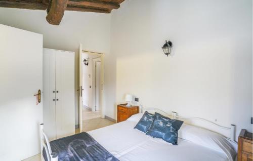 a bedroom with a white bed with blue pillows at Pet Friendly Home In Ne in Ne