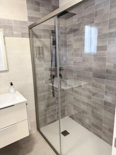 a shower with a glass door in a bathroom at Apartamento Vega in Baena