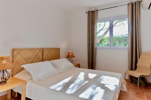 une chambre avec un lit et une fenêtre dans l'établissement Villa Marina Rossa - plage à pied, à Lecci