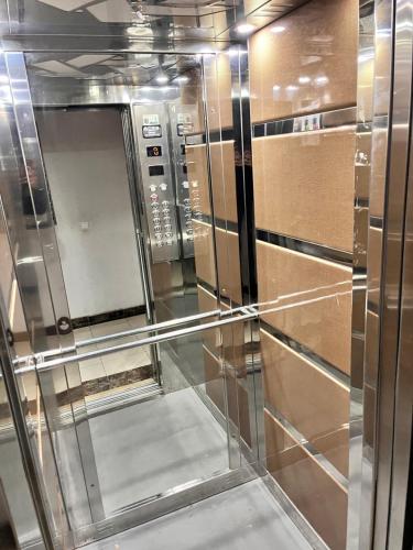 Un ascensor vacío en una habitación con un espejo. en Appartement Grande Stade Tanger, en Tánger