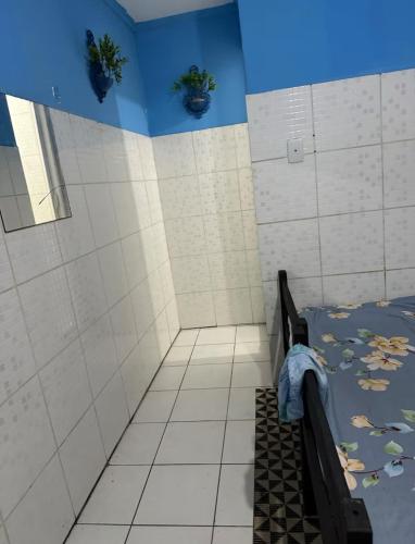 una ducha en una sala de minas con plantas en la pared en Yellow house 4, en Salvador