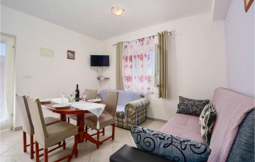 Μια τηλεόραση ή/και κέντρο ψυχαγωγίας στο 1 Bedroom Lovely Apartment In Kanica