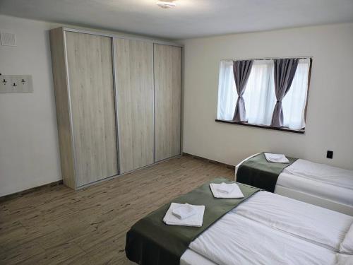 Katil atau katil-katil dalam bilik di Birta Guesthouse