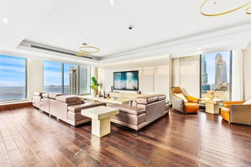 Luxury 6BR JBR Penthouse Panoramic Sea Views, Steps to Marina Beach & The Walk