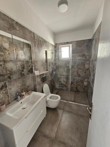 ein Badezimmer mit Toilette, Badewanne und Waschbecken in der Unterkunft Tranquil Penthouse Apartment Turtle Bay Village Esentepe in Ayios Yeoryios