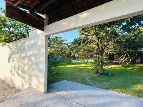 un edificio con una señal en un lateral de un patio en Vila Jatobá Lençóis, en Santo Amaro