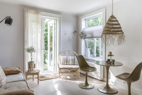 un salon avec un canapé, une table et des chaises dans l'établissement Villa Magnolia, à Bergen