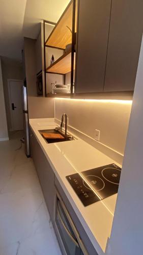 Kuchyň nebo kuchyňský kout v ubytování Apt 1 Quadra do Mar Itapema Luxo