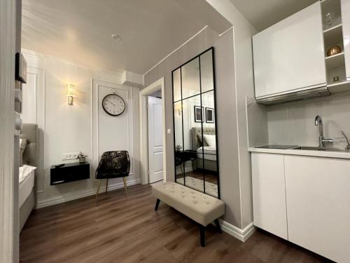 une cuisine avec un évier et une horloge murale dans l'établissement Greenkey Studio H17, à Reykjavik