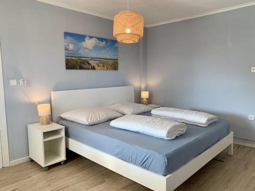 Ένα ή περισσότερα κρεβάτια σε δωμάτιο στο Coastal hideaway bungalow with garden