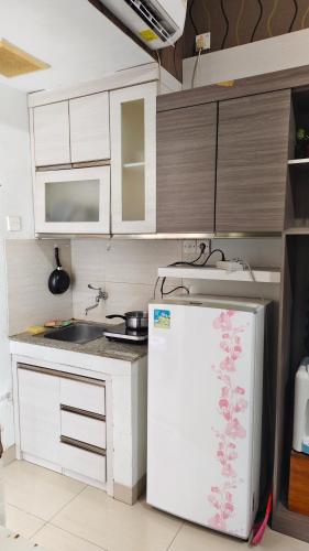 Dapur atau dapur kecil di Lidya Room at student castle apartemen