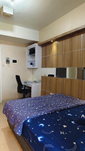 Televisyen dan/atau pusat hiburan di Lidya Room at student castle apartemen