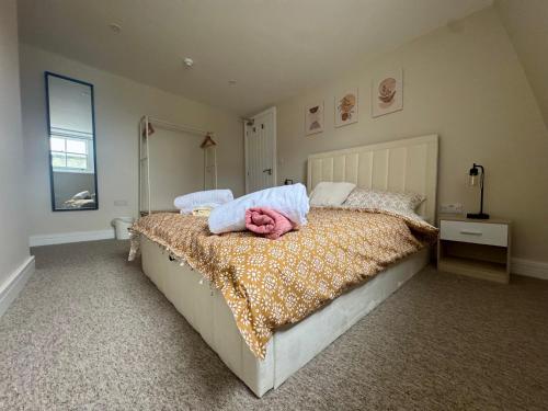 a bedroom with a bed with towels on it at Spacious 4-Bed Apartment In City Centre in Brighton & Hove