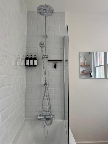 a bathroom with a shower with a bath tub at Spacious 4-Bed Apartment In City Centre in Brighton & Hove