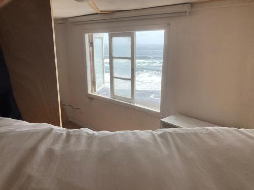 Uma cama ou camas num quarto em El Barco Pichilemu