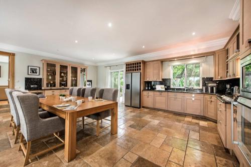 Nhà bếp/bếp nhỏ tại Villa Millennium luxury villa relaxing location