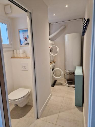 une salle de bain avec toilettes et lavabo dans l'établissement Maison à deux pas de la mer, à Gâvres