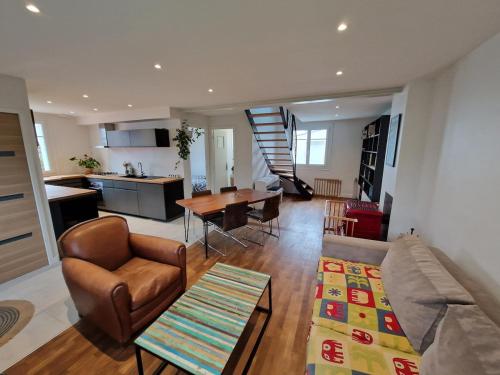 un salon avec un canapé et une table dans l'établissement Maison à deux pas de la mer, à Gâvres