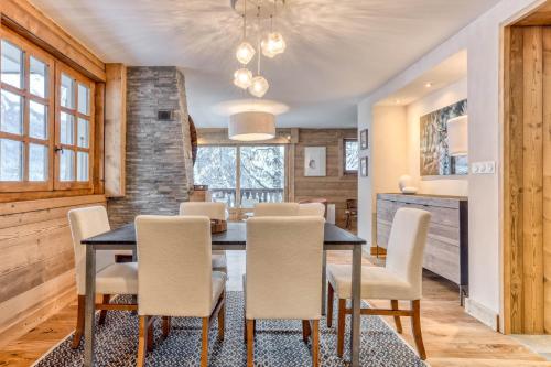 une salle à manger avec une table et des chaises dans l'établissement Apt 8 pers hyper centre à Chamonix, à Chamonix-Mont-Blanc