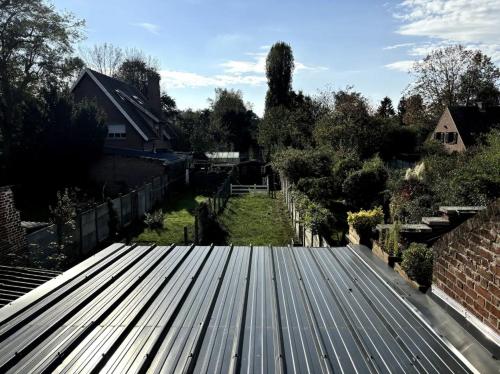 - une vue depuis le toit métallique dans l'établissement L'Escapade Marcquoise, à Marcq-en-Barœul