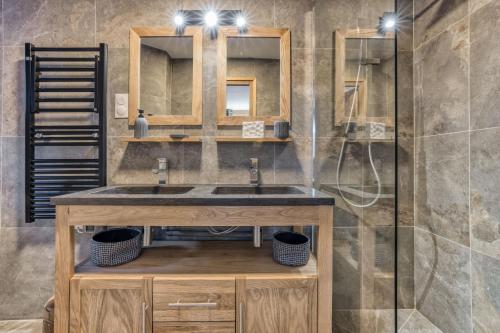 une salle de bain avec un lavabo et une douche dans l'établissement Apt 8 pers hyper centre à Chamonix, à Chamonix-Mont-Blanc