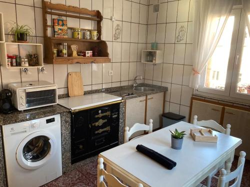 a kitchen with a washer and a washing machine at Apartamento en Sotrondio in Sotrondio