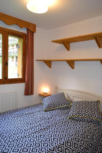 une chambre avec un lit et une fenêtre dans l'établissement Les 3 vallées, à Orelle