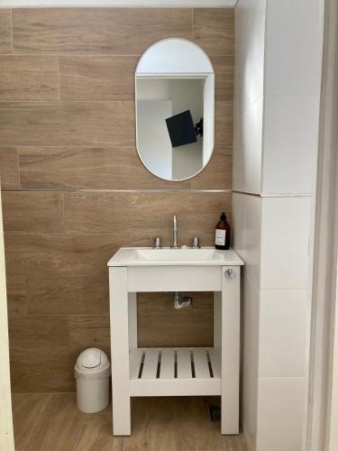 a bathroom with a white sink and a mirror at Departamentos Galarza Alojamiento en Concepción del Uruguay in Concepción del Uruguay