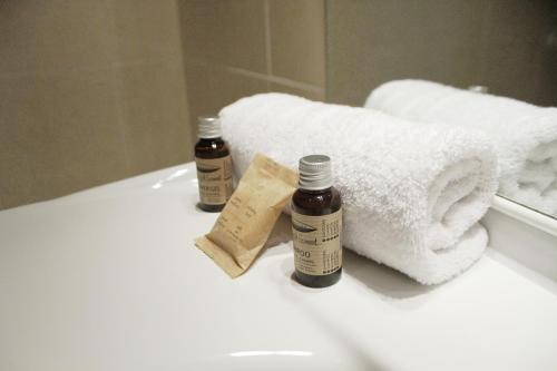 - deux bouteilles d'huiles essentielles assises sur un lavabo dans l'établissement Beau 2 pièces au centre de Cannes - Parking, à Cannes