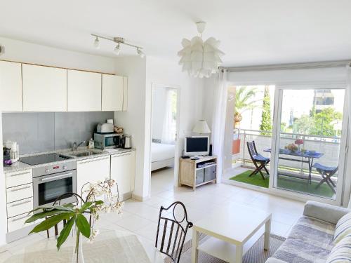 une cuisine et un salon avec un canapé et une table dans l'établissement Beau 2 pièces au centre de Cannes - Parking, à Cannes