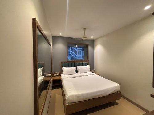 Postel nebo postele na pokoji v ubytování Hotel Sai Samrudhi Western Express Highway