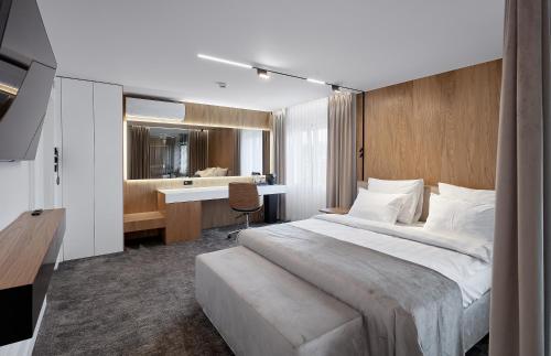 pokój hotelowy z dużym łóżkiem i biurkiem w obiekcie Hotel Maria w mieście Dębno Polskie