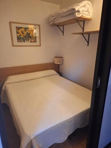 Ce petit lit se trouve dans une chambre dotée d'un matelas pneumatique. dans l'établissement Saint-Sorlin D'Arves 4-6 personnes pied des pistes 310km de pistes tous niveaux, à Saint-Sorlin-dʼArves