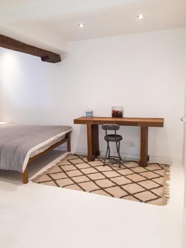 une chambre avec un lit, une table et un bureau dans l'établissement Appartement 2 bedrooms Hyper quiet PEDESTRIAN HISTORIC CENTER, à Toulouse