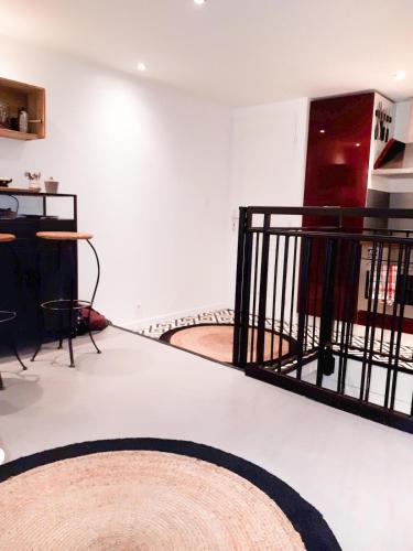un salon avec un escalier doté d'une balustrade noire dans l'établissement Appartement 2 bedrooms Hyper quiet PEDESTRIAN HISTORIC CENTER, à Toulouse