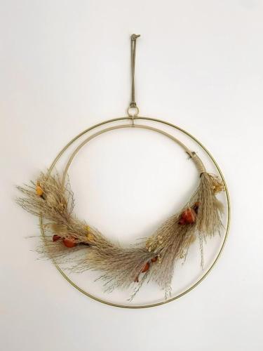 a wreath with dried flowers on a metal hoop at Halte à Saint Leu - Maison 5 personnes in Saint-Leu