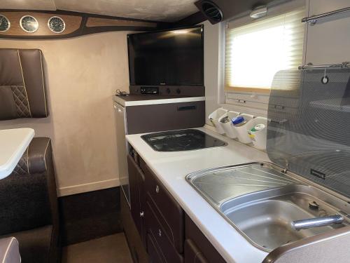 Kuchyň nebo kuchyňský kout v ubytování Caravansarai campsite Кемпинг Караван-сарай