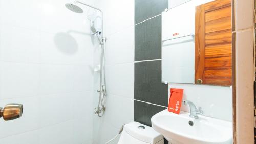 Koupelna v ubytování RedDoorz Plus @ Jollydays Hotel Nueva Ecija