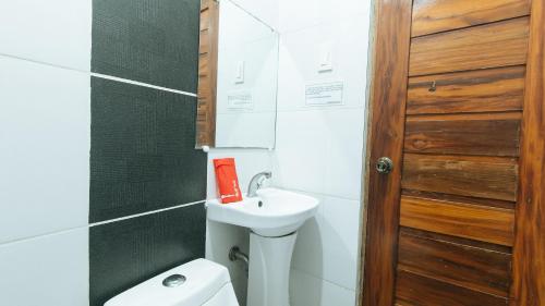 Bilik mandi di RedDoorz Plus @ Jollydays Hotel Nueva Ecija