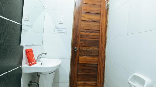 Bilik mandi di RedDoorz Plus @ Jollydays Hotel Nueva Ecija