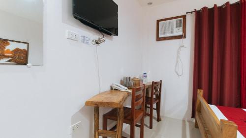 Televisyen dan/atau pusat hiburan di RedDoorz Plus @ Jollydays Hotel Nueva Ecija