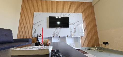 Aria Seaside Tranquility Apartmentsにあるテレビまたはエンターテインメントセンター