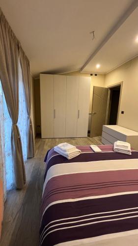 a bedroom with a large bed with towels on it at Belvedere Vallata Affitti brevi in Vallata