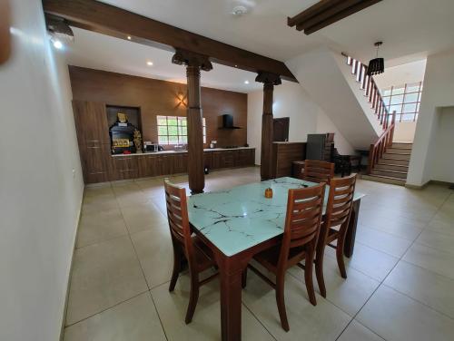 Posezení v ubytování Shipra Ratna Beach Villa, 4 BHK with Swimming Pool, Hejamadi
