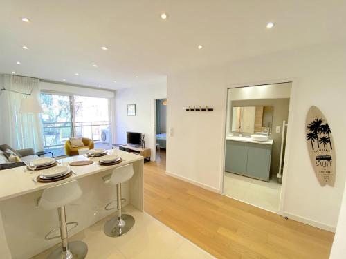 une cuisine et un salon avec un comptoir et un salon dans l'établissement T2 Neuf centre ville Sanary avec garage, à Sanary-sur-Mer