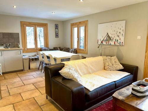 un salon avec un canapé et une table dans l'établissement 3 Bedrooms, Whole floor, New Kitchen, Town Centre, à Chamonix-Mont-Blanc