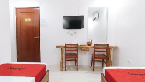 Televisyen dan/atau pusat hiburan di RedDoorz Plus @ Jollydays Hotel Nueva Ecija